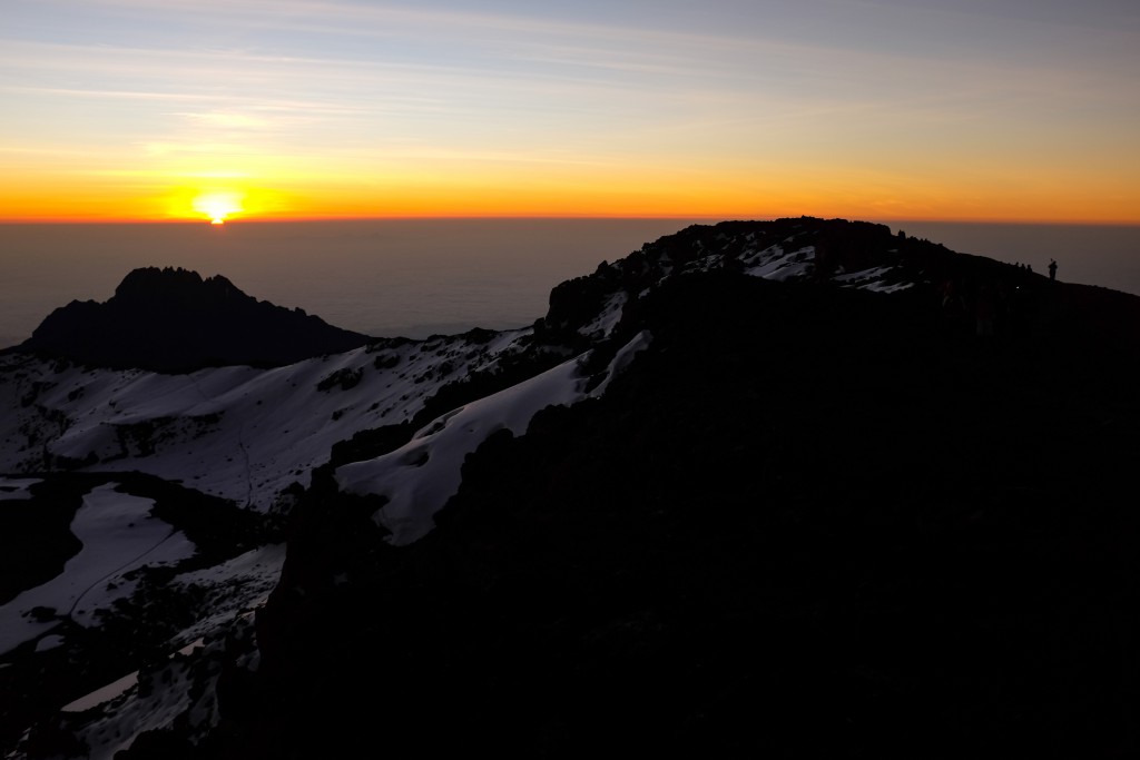 Morgensolen set fra toppen af Afrika, kraterranden på Kilimanjaro