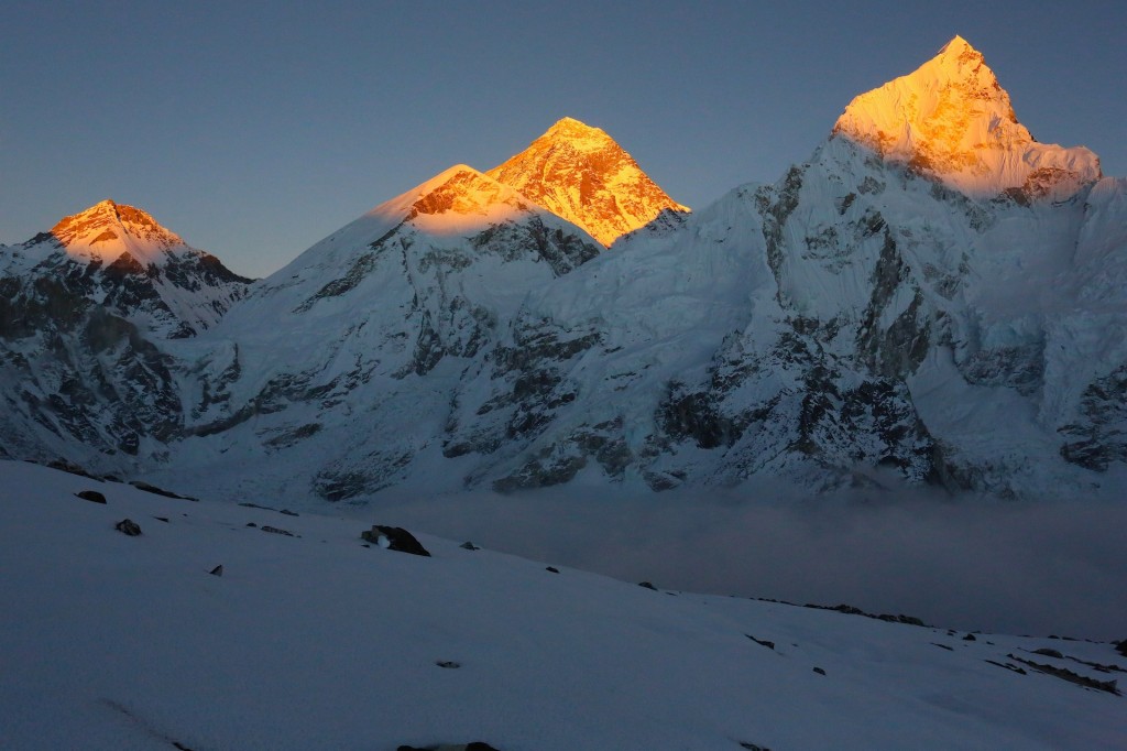 Billedet er taget ved solnedgang fra toppen af Kala Pattar og viser Changtse, Everest og Nuptse i solens sidste stråler.