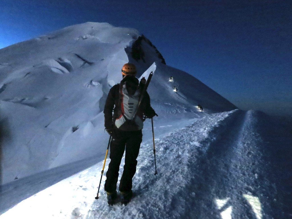 På vej op ad Bosses kammen i pandelampernes skær en meget tidlig morgen