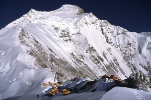 Cho Oyu fra Tibet med det tydelige spor op ad