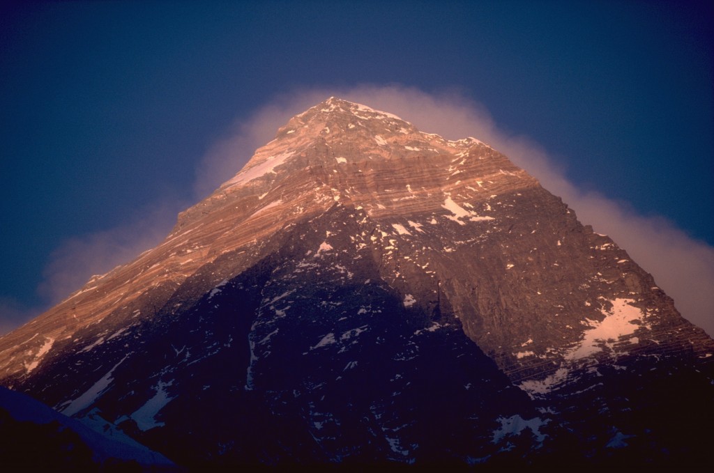 Everest i aftensolen set fra Kala Pattar i Nepal