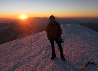 Bo på toppen af Mont Blanc tidligt om morgenen efter solo op ad Gouter ruten