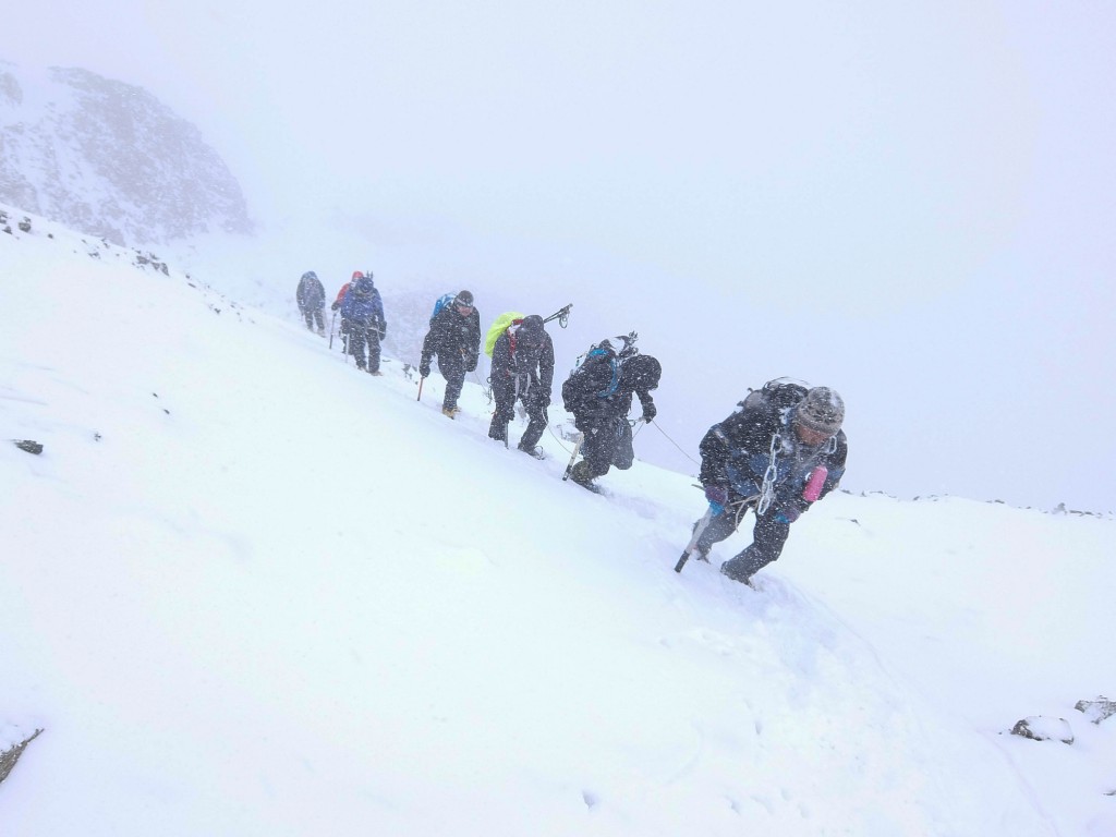 Klatring op gennem snestorm det sidste stykke vej mod toppen af Stok Kangri i Ladakh